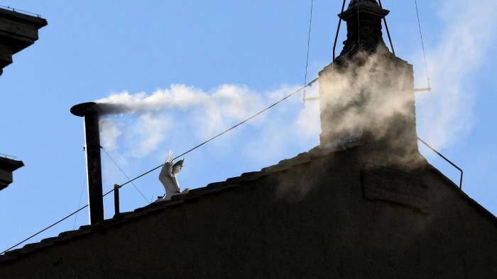 El humo blanco sale de la chimenea de la Capilla Sixtina, donde se celebra el cónclave para la elección del nuevo papa. El humo blanco sale de la chimenea de la Capilla Sixtina, donde se celebra el cónclave para la elección del nuevo papa.