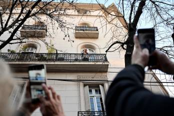 Personas toman fotos de la expresidenta argentina Cristina Fernández de Kirchner saludando a sus simpatizantes desde el balcón de su residencia en Buenos Aires el 11 de junio de 2025.