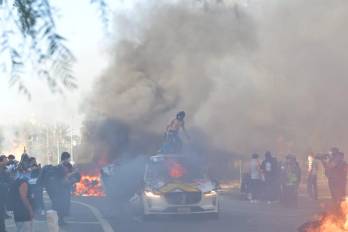 Manifestantes se alzan en protesta por las recientes detenciones de inmigrantes, en medio de una creciente disputa entre autoridades estatales y federales.
