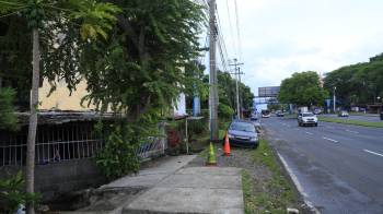 En Viejo Veranillo, los vecinos observan desde sus casas el conflicto que se libra frente a sus puertas: no protestan, pero viven sus consecuencias.