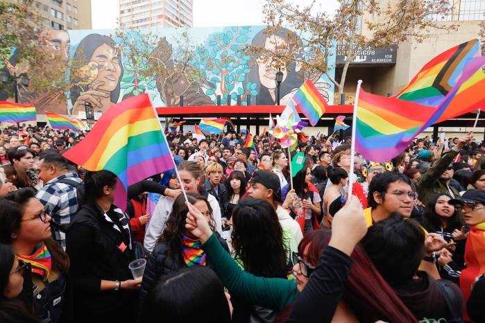 Integrantes de la comunidad LGBTQA+ participan en la XXV Marcha del Orgullo por el “nulo avance y retroceso en derechos humanos LGBTQA+”, en Santiago (Chile).
